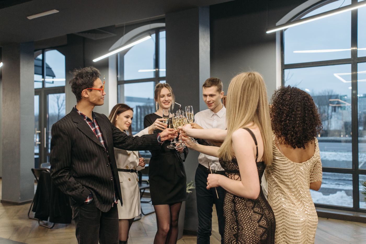 Grupo de invitados brindando durante una celebración